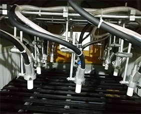 比亚迪汽车零配件供应商（利通行）非标自动喷砂机定制